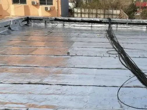 钦州卫生间漏水维修公司分享下钦州屋面楼顶防水刚性防水层施工要点。